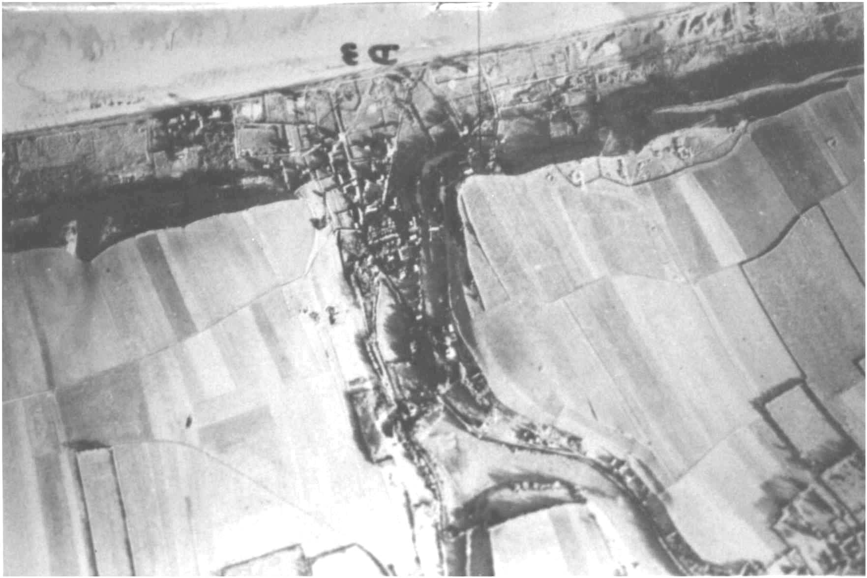Luftaufnahme von Les Moulins in Saint-Laurent mit der Strandpromenade und den Feldern.