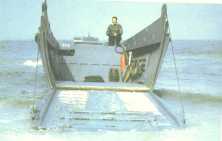 (détails) Un LCVP vu par sa porte avant, au loin un LCI.