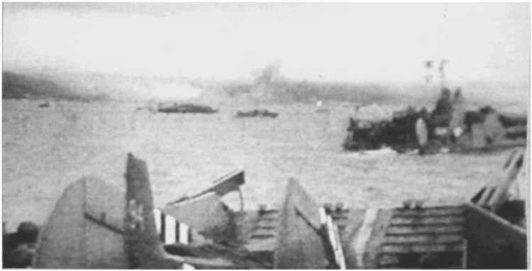 Un avion léger L-5 transporté sur un LCT.