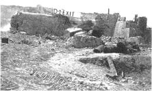 (Details) Der Hauptbunker in Vierville am 7. Juni, der die zerbrochenen Trümmer der Panzerabwehrmauer zeigt