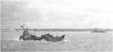 Le LCT 2273 avarié et qui va couler, cassé en deux, au large d'Omaha Beach. Il aurait dû débarquer à 6h40 2 chars Sherman Standard et le Tankdozer de soutien du GapTeam N