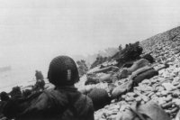 (détails) 2 photos prises sur le talus de galets entre Le Ruquet et Colleville, vers 9h00, les GI s'y abritent avant de continuer vers la falaise pour s'infiltrer derrièr