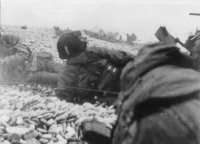 (détails) 2 photos prises sur le talus de galets entre Le Ruquet et Colleville, vers 9h00, les GI s'y abritent avant de continuer vers la falaise pour s'infiltrer derrièr