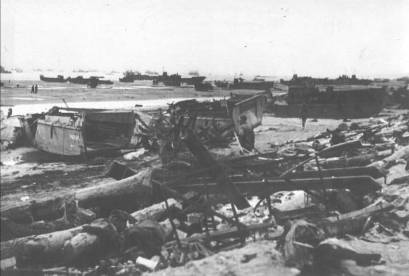 Epaves de LCVP Au fond épaves de LCT 2 épaves de LCT devant Les Moulins, au fond à gauche on voit l'épave du LCI 92