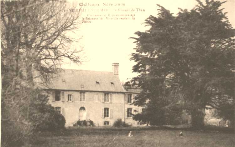 Le manoir de Than Avant guerre, vue côté Est, avec à droite le grand cyprès dans lequel les Allemands avaient installé un observatoire en charpente de bois avec