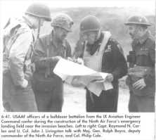 (Details) Lt-Colonel Livingston, Cd. des 834. Bataillons (2. bis 2. g.) mit General Ralph Royce, Stellvertreter des CO. die 9. US Tactical Air Force (3. bis 3.), die Colone