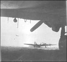 Die Landebahn wurde auch schnell als Back-up für Flugzeuge in Schwierigkeiten verwendet. Über einem viermotorischen B17 "Flying Fortress", die trotz der geringen Länge von