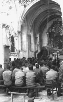 Sammlungsdokument: Die Kirche von Vierville vor und nach der Landung