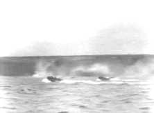 Approche de la plage (détails) un LCVP appartenant au USS Samuel Chase (APA-26) approche d'Omaha Beach le "Jour-J", 6 Juin 1944. Le feu à bord du bateau est dû à l'explos