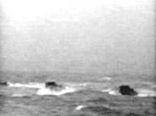 Des LCVP se rassemblent au large d'Omaha Beach, à l'aube du 6 juin, probablement la 2ème vague vers 7h00, et à destination des plages centrales, Easy Red