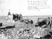 (détails) Le LCT 603 décharge des Jeep qui avancent malaisément sur les gros galets (détails) (détails) Sous les vagues une jeep de "medics" s'est noyée
