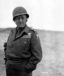 (Details) Lt-Colonel Livingston, Cd. des 834. Bataillons (2. bis 2. g.) mit General Ralph Royce, Stellvertreter des CO. die 9. US Tactical Air Force (3. bis 3.), die Colone
