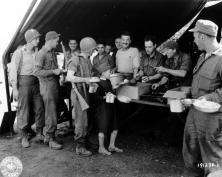 (détails) A la cantine des soldats, un enfant invité