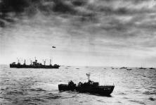 (details) Coast Guards Vedette carrying injured persons