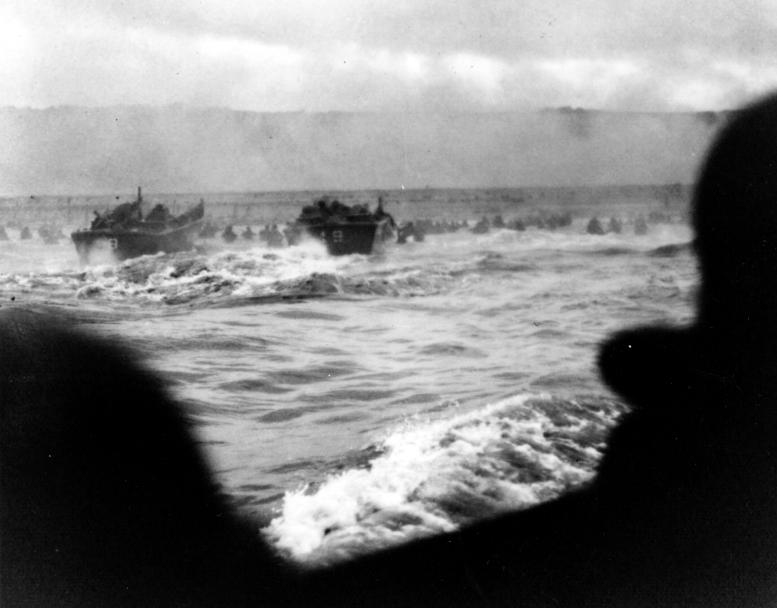 2 LCVP débarquant leurs sections, les obstacles sont déjà en grande partie recouverts (Le Ruquet?) A la limite de Dog Red (sous Les Moulins) des chars
