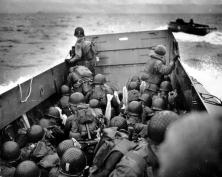 (détails) GI dans un LCVP (détails) GI dans un LCVP. quelques ninstants après, les Gis ont débarqué: (ci dessous) (détails) Photo prise par Robert F. Sargent, USCG. Un LC