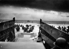 (détails) GI dans un LCVP (détails) GI dans un LCVP. quelques ninstants après, les Gis ont débarqué: (ci dessous) (détails) Photo prise par Robert F. Sargent, USCG. Un LC