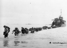 (détails) GI débarquant d'un LCVP (détails) GI débarquant du LCI 488 (détails) Un détachement de la 214ème Compagnie de Police Militaire sort d' un LCT... (détails) ....