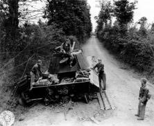 un canon d'assaut STUG du 2PZ352 détruit sur la route de Colleville à Surrain, juste au nord de Colleville. Il aurait été mis hors de combat par un petit groupe de para d