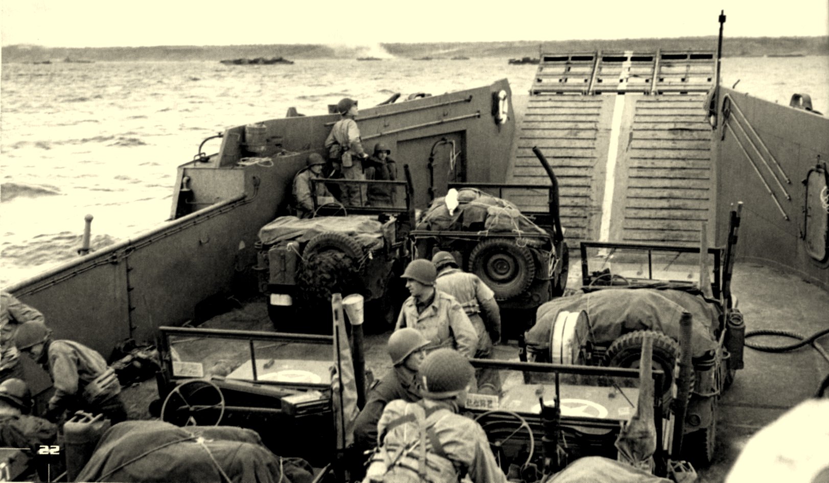 Des LCT Mark 5 Un LCT chargé de Jeeps approche