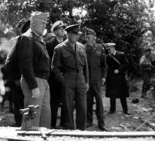 (Details) Admiral Stark an Bord des USS-Kreuzers "Augusta" (Details): Links General Marshall, rechts Eisenhower. (Details) Von g nach d, Bradley Generals, E