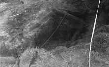 une entrée de souterrain sur le plateau (peut-être celui que j'ai visité en 1946: une échelle en bois verticale d'une dizaine de mètres, une galerie horizontale de 15 mèt