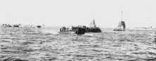 (details) The LCT 191 will sink, it is assisted by a type SC patroller and a LCVP (details) A LCM passes in front of a LCT and a type PC fighter seen from the front