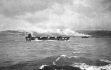 (détails) un LCT Mark 6 chargé avec des obusiers blindés M7 (détails) Un LCT passe devant Dog White et les épaves en feu des 2 LCI
