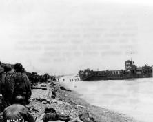 (détails) Vers 11h00, le LCI 83 amène des renforts de soldats sur Fox Green Le LCI 83 débarquant des troupes du 20th Engr Bn et du 3rd Battalion, 16th Infantry Regiment,