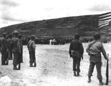 (Details) General Eisenhower. (Details) Waffenergreifung am 12. Juni auf dem temporären Friedhof anlässlich des Besuchs der Pentagon-Chefs, insbesondere der Eise-Generäle
