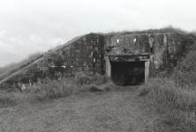 Une carte postale montrant l'emplacement du WN62 le batiment de gauche est celui du PC et de la cuisine. (détails) Une casemate non identifiée (détails) La casemate haute