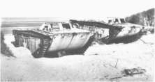 (détails) Des "Alligators" abandonnés, en 1945 peut-être à Utah Beach? (détails) Ci-dessous, non caviardé