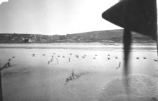 détails WN66 vers midi le 6 juin (détails) un RF38 de reconnaissance photographie le rivage à St-Laurent le 19 mai 44. Il n'y a encore que peu d'obstacles sur la plage