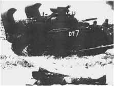 (détails) Un bulldozer naufragé (détails) Les restes des obstacles de plage pétardés la veille par les sapeurs de la Force Spéciale (SETF) qui ont terminé l'après-midi du