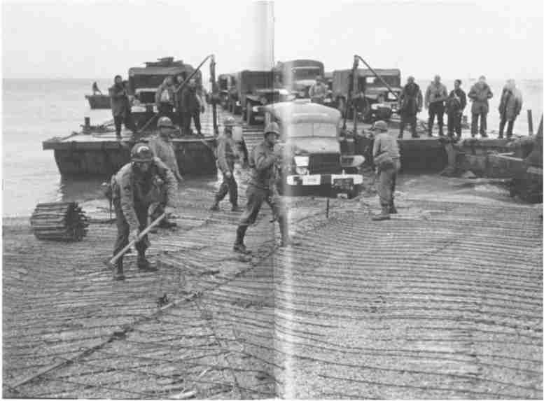 Un ponton Rhinoferry décharge une ambulance du 1er Bataillon Médical (le bataillon médical affecté à la 1ère Division)