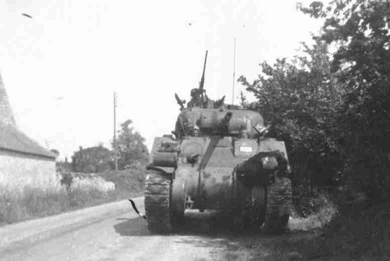 Un char Sherman du 743ème sur la route de Grancamp, à Englesqueville, le 7 juin