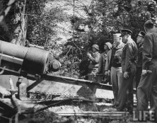 (détails) Le 12 juin 44, les généraux du Pentagone (Marshall, Arnold et l'amiral King), accompagnés par Eisenhower et Bradley, ont été voir les canons de la pointe du Hoc