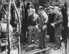 (détails) Le 12 juin 44, les généraux du Pentagone (Marshall, Arnold et l'amiral King), accompagnés par Eisenhower et Bradley, ont été voir les canons de la pointe du Hoc