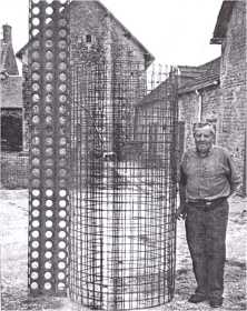 (détails) Fixation des grilles SMT ("Square Mesh Tracks") Henri Lepelletier ancien maire d'Englesqueville, montre les grillages et les tôles qui servirent à la constructi