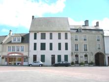 2005, l'hôtel St Aignan à droite, qui a gardé sa façade