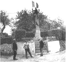 Beziehungen zu den Bewohnern (Details) Neben dem Bauernhof Felix André verteilt ein GI Schokolade an die Kinder (Details), Sommer 44, das Denkmal für die Todesfälle von Saint-Laurent