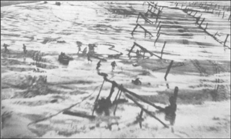 Vu depuis le WN 70, au dessus de la villa Hardelay. On aperçoit les ruines de la villa Mathy Allemands au travail surpris par un avion (vers le 19 mai