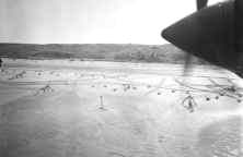 (Details) Gesehen von WN 70, über der Hardelay Villa. Wir sehen die Ruinen der Villa Mathy (Details) Deutsche bei der Arbeit überrascht von einem Flugzeug (um den 19. Mai)