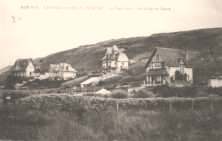(Details) Luftaufnahme des Abstiegs von Vierville im Jahr 1939, mit Hinweis auf die Hauptgebäude (Details) Links die Villen Parmentier und Mathy, ebenfalls in Ruinen der