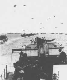(details) LCT convoys (Landing Craft Tank) to the left photo from the bottom, an escort (details)