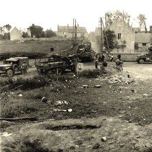 2 Fotos von der Kreuzung im Dorf St-Laurent, US-Konvois im Sommer 1944
