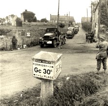 2 Fotos von der Kreuzung im Dorf St-Laurent, US-Konvois im Sommer 1944