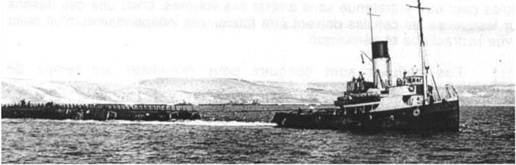 Remorquage d’un brise-lames flottant Bombardon.