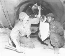 (détails) Entretien des hélices de "canards" dans un atelier d'une compagnie de camions amphibies (Compagnie "coloured", cad composée de noirs américains avec encadrement