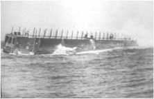 Schwimmende "Bombe" Wellenbrecher, die von den Wellen treiben und erschüttert werden
